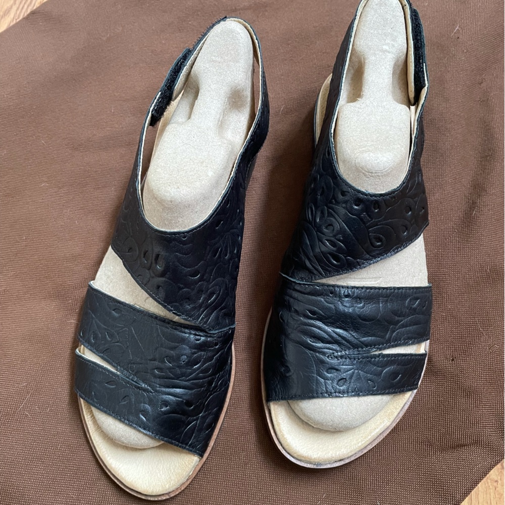 Leather sandals with Velcro closure on the outer sides. Approx 1 inch heel.